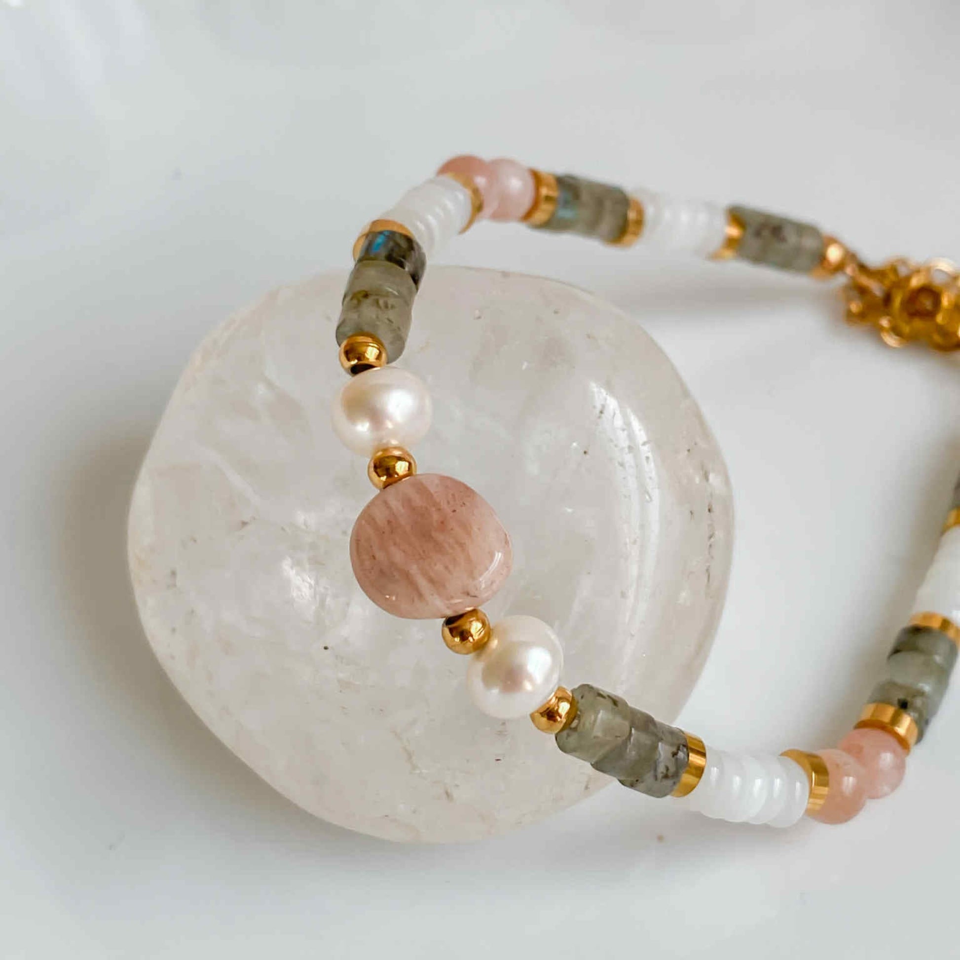 Bracelet Hécate artisanal en pierres naturelles avec pierre de soleil au centre et perles d’eau douce.