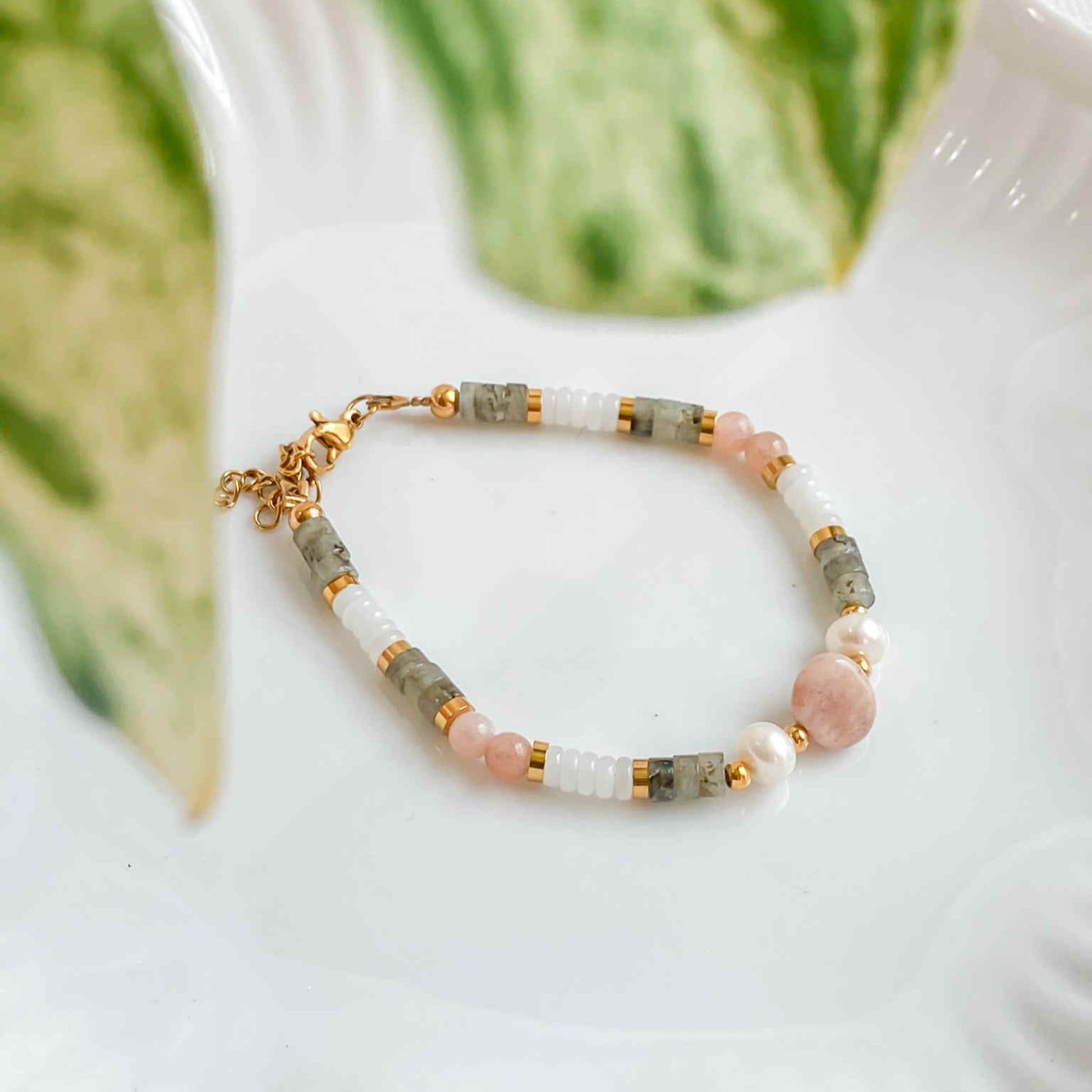 Bracelet Hécate en pierres naturelles de la collection Jardin Secret, présenté sur une assiette blanche.