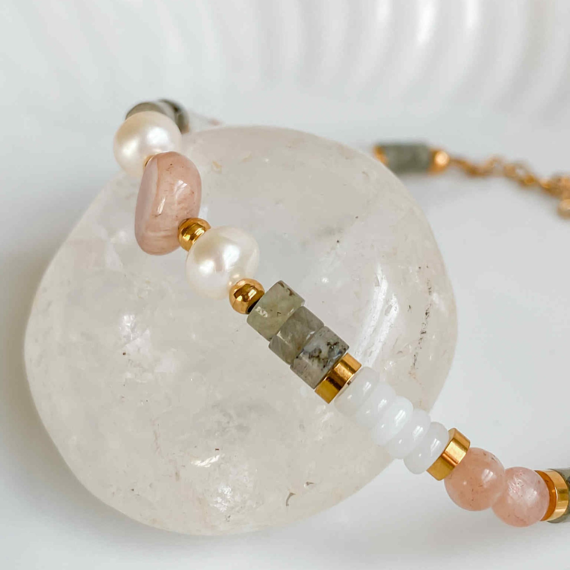 Gros plan sur le bracelet Hécate montrant la labradorite et le jade blanc montés sur acier inoxydable plaqué or.
