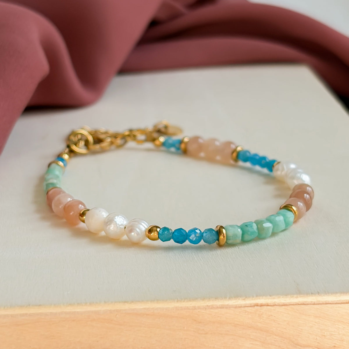 Bracelet Majorelle en pierre de soleil, apatite, amazonite et perles d’eau douce