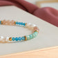 Gros plan sur les pierres bleues d’apatite et vertes d’amazonite du bracelet Majorelle