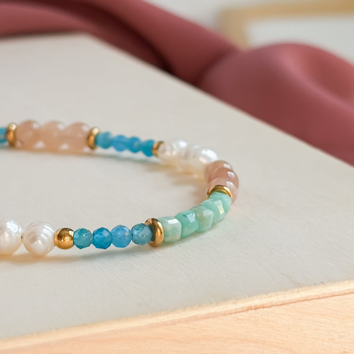 Gros plan sur les pierres bleues d’apatite et vertes d’amazonite du bracelet Majorelle