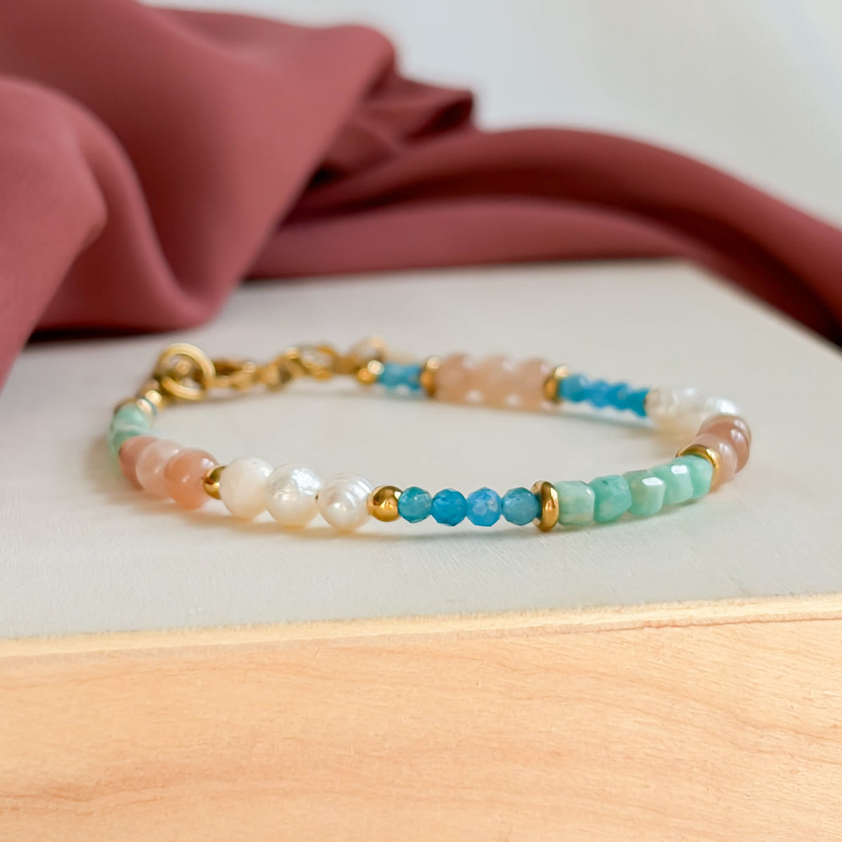 Bracelet Majorelle en pierres naturelles avec fermoir ajustable doré