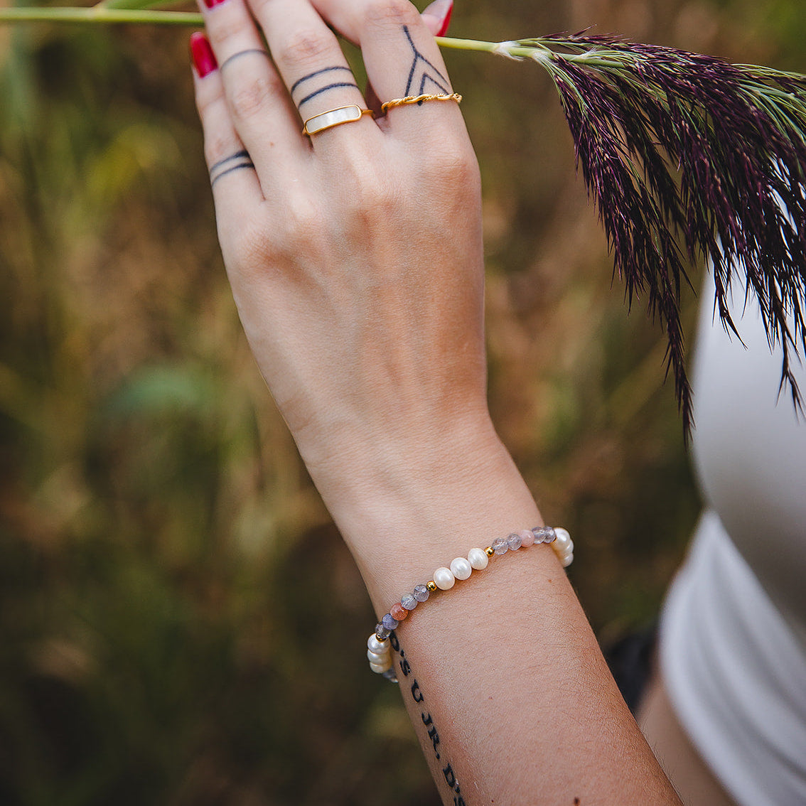 Gros plan du bracelet Nérida en perles d’eau douce, labradorite et pierre de soleil.