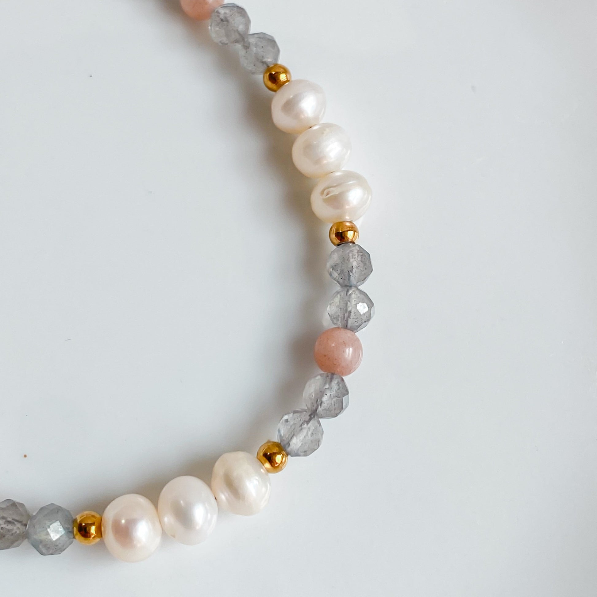 Zoom sur la pierre de soleil centrale du bracelet Nérida et ses reflets lumineux.