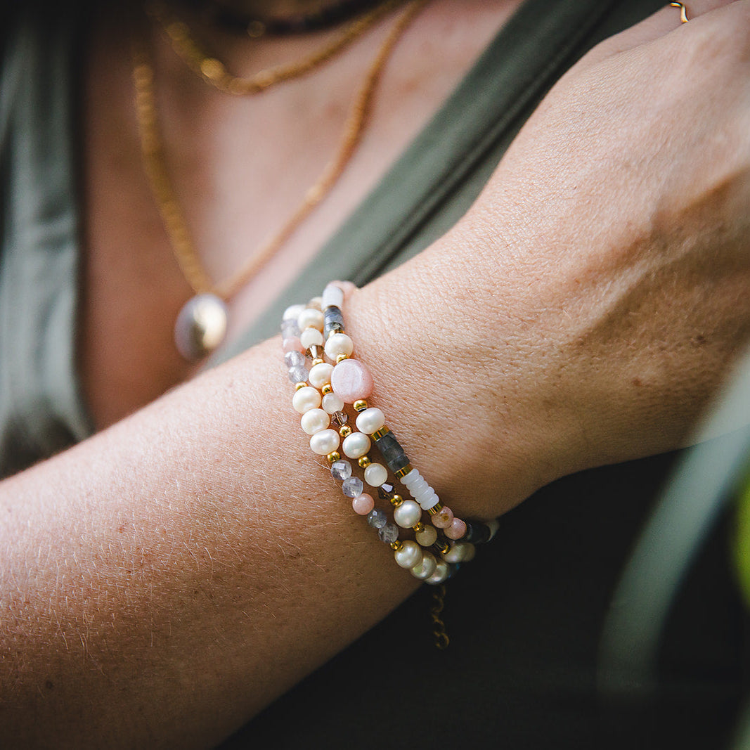 Bracelet perles d’eau douce femme Nérida porté en accumulation, style bohème chic.