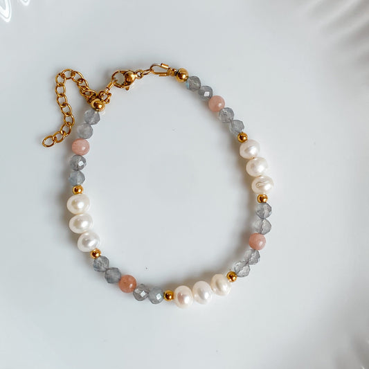 Bracelet Nérida en perles d’eau douce vu en entier sur fond blanc.