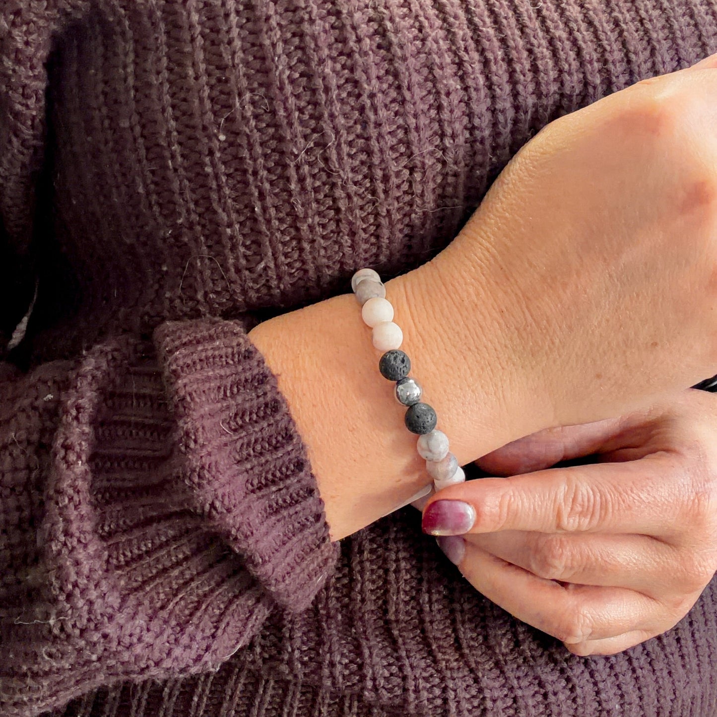 Bracelet en pierres naturelles jaspe gris et pierre de lave noire avec perle en acier inoxydable, bijou artisanal pour femme au Québec.