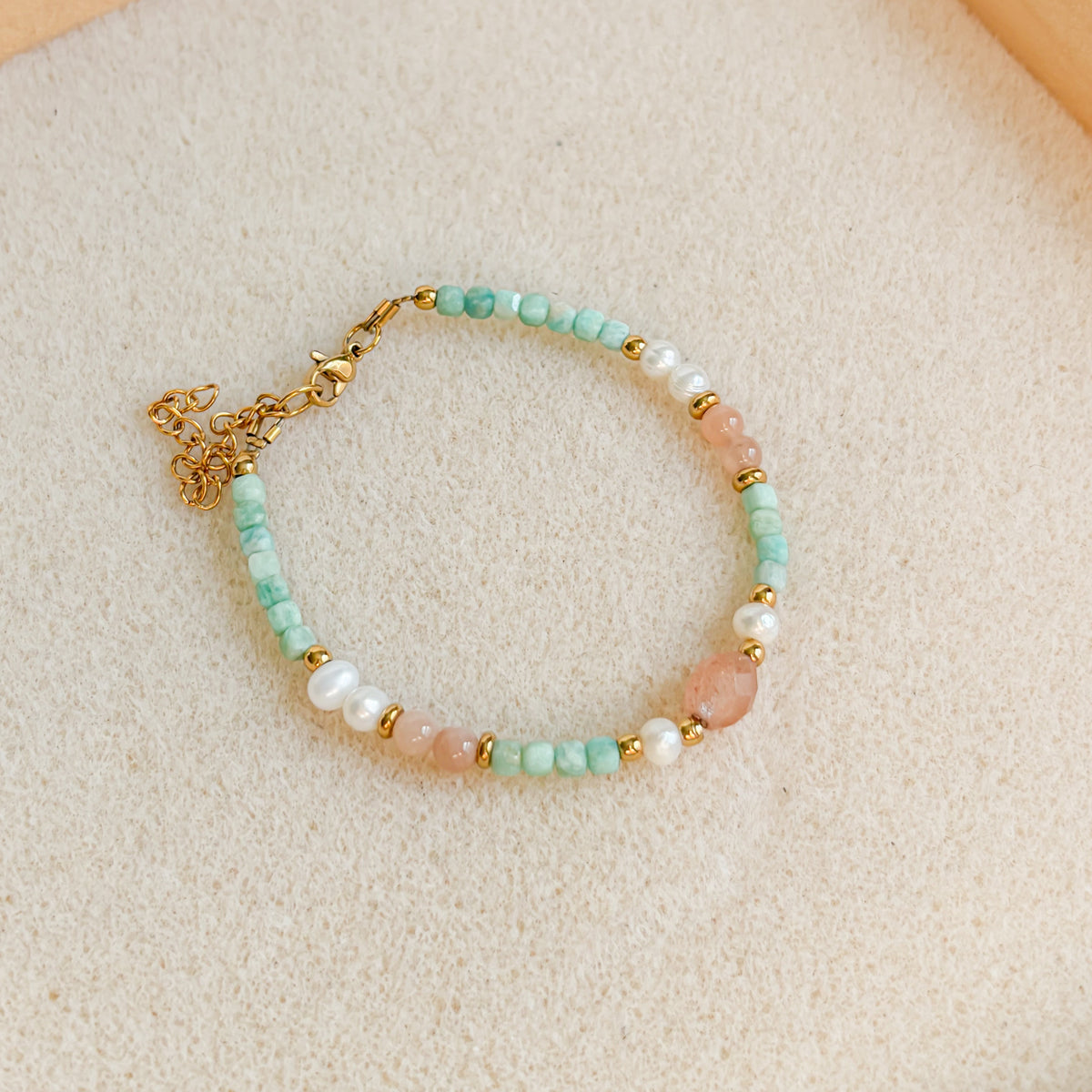 Vue complète du bracelet Riad avec fermoir doré et chaîne d’extension
