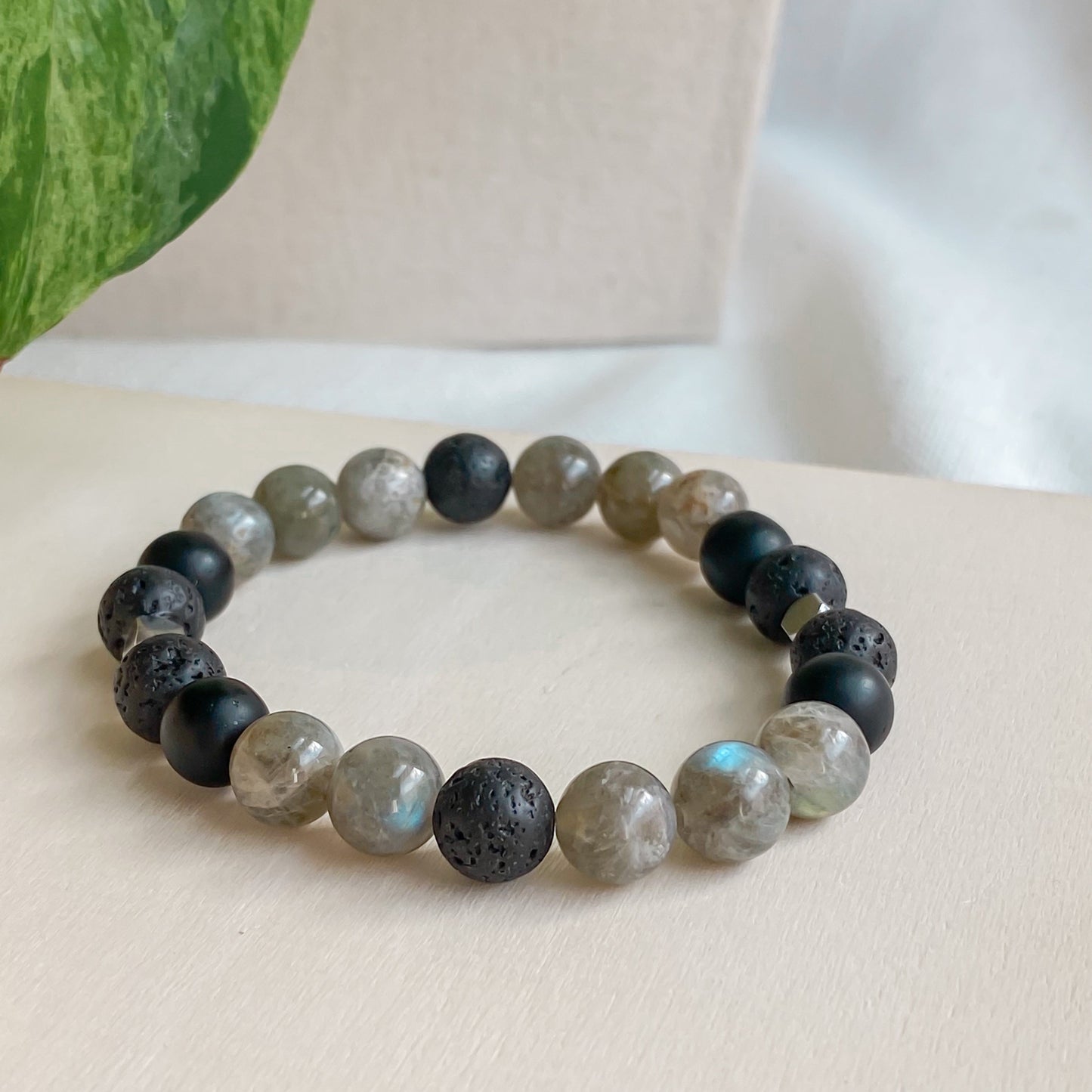 Vue rapprochée et de profil du bracelet élastique diffuseur Serenzo en pierres 8mm (labradorite, lave, onyx) et acier inoxydable argenté, capturant la texture et les détails des pierres.