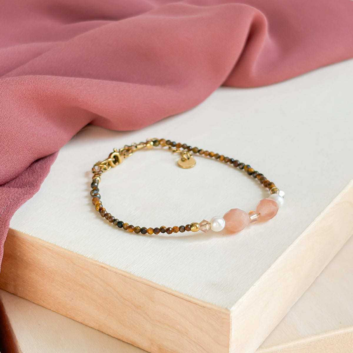 Bracelet Terra en œil de tigre, pierre de soleil et perles d’eau douce