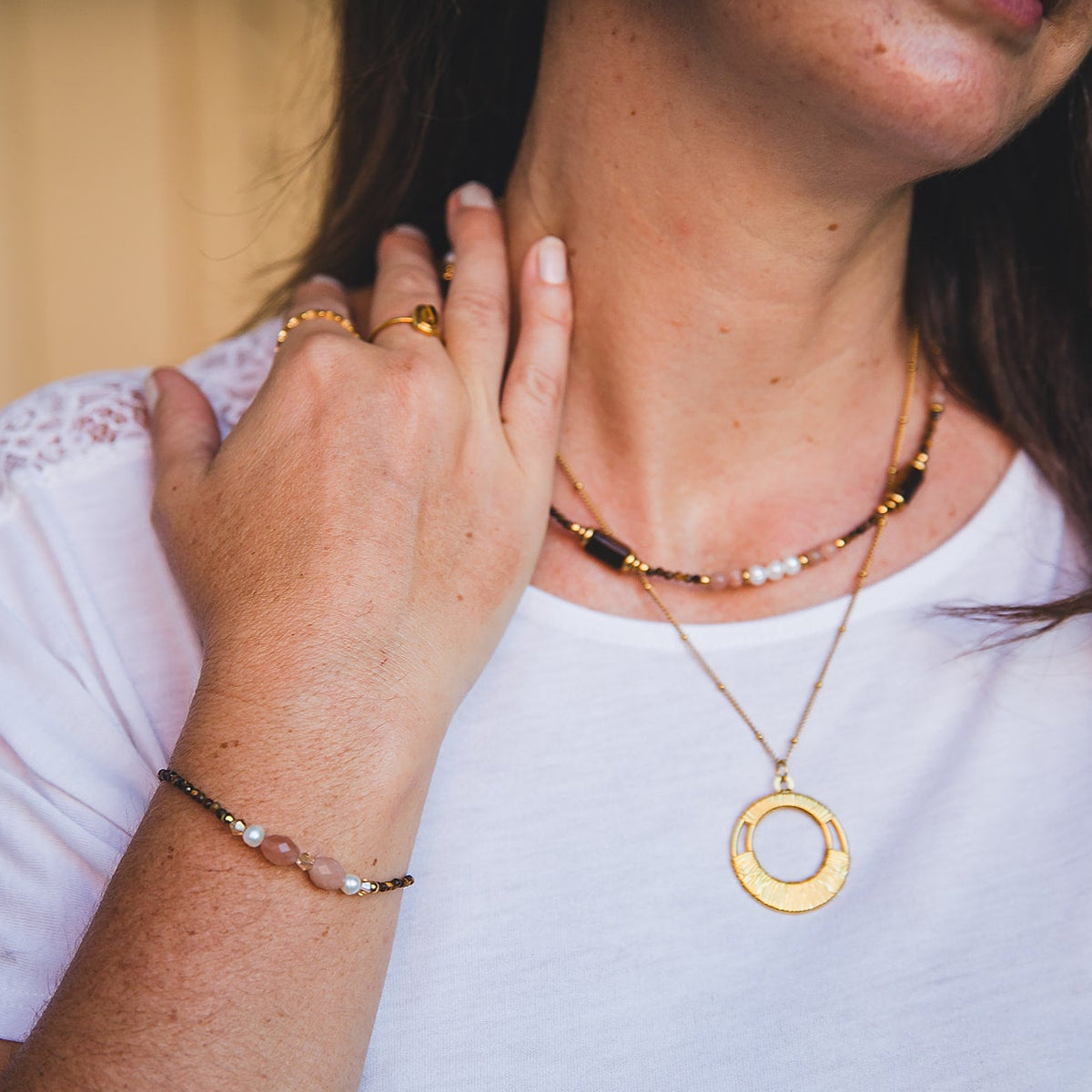 Bracelet Terra en œil de tigre et pierre de soleil porté au poignet