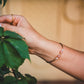 Bracelet Terra en pierres naturelles porté près de la végétation