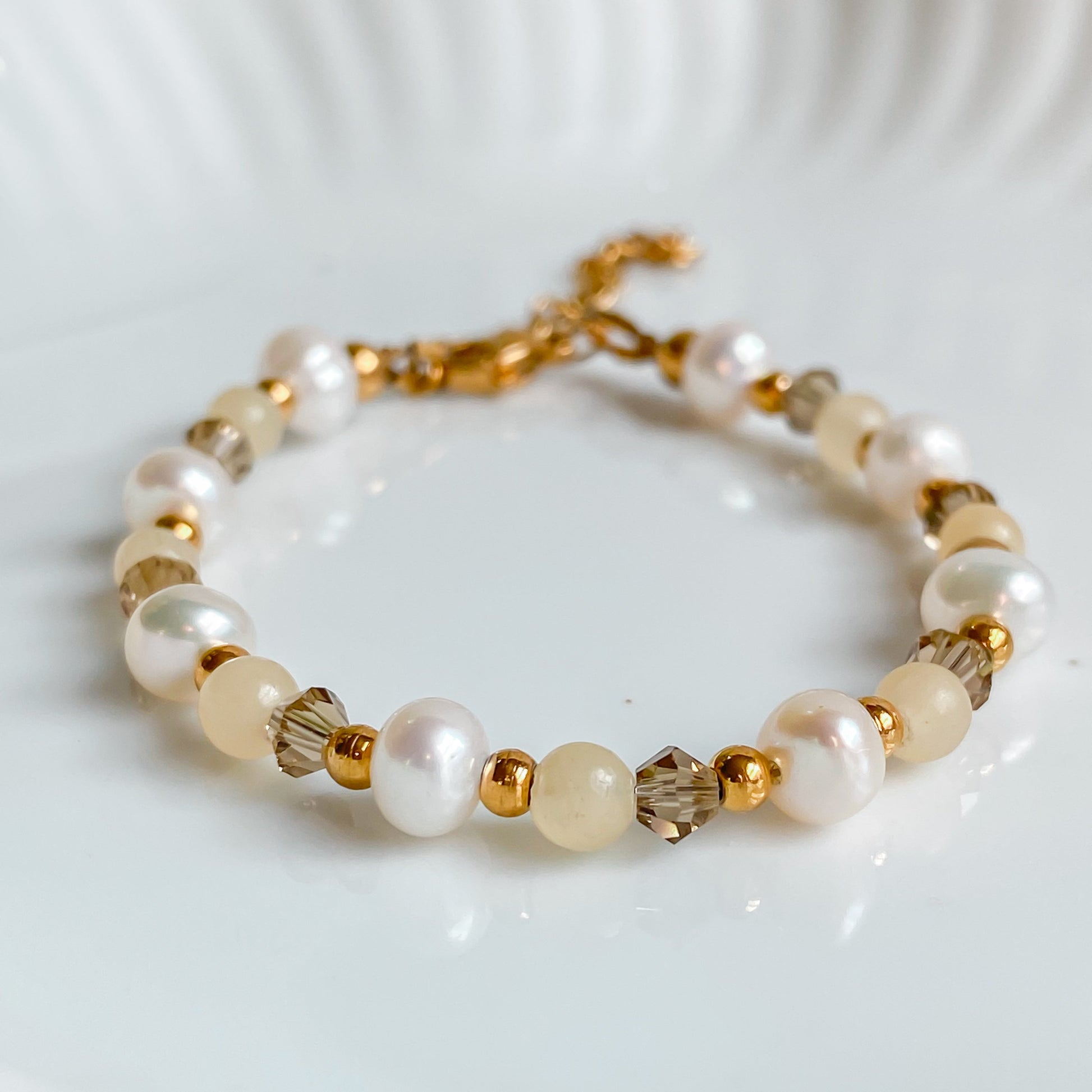 Bracelet Théia en pierres semi-précieuses, jade jaune et perles d’eau douce, avec cristaux couleur fumé.