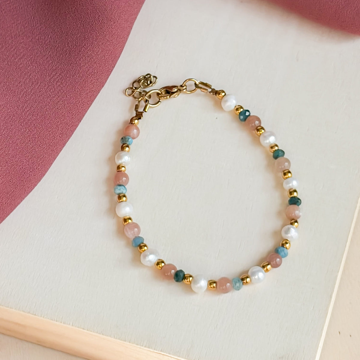 Bracelet Zellige en apatite, pierre de soleil et perles d’eau douce