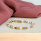 Détail des pierres naturelles et des finitions dorées du bracelet Zellige