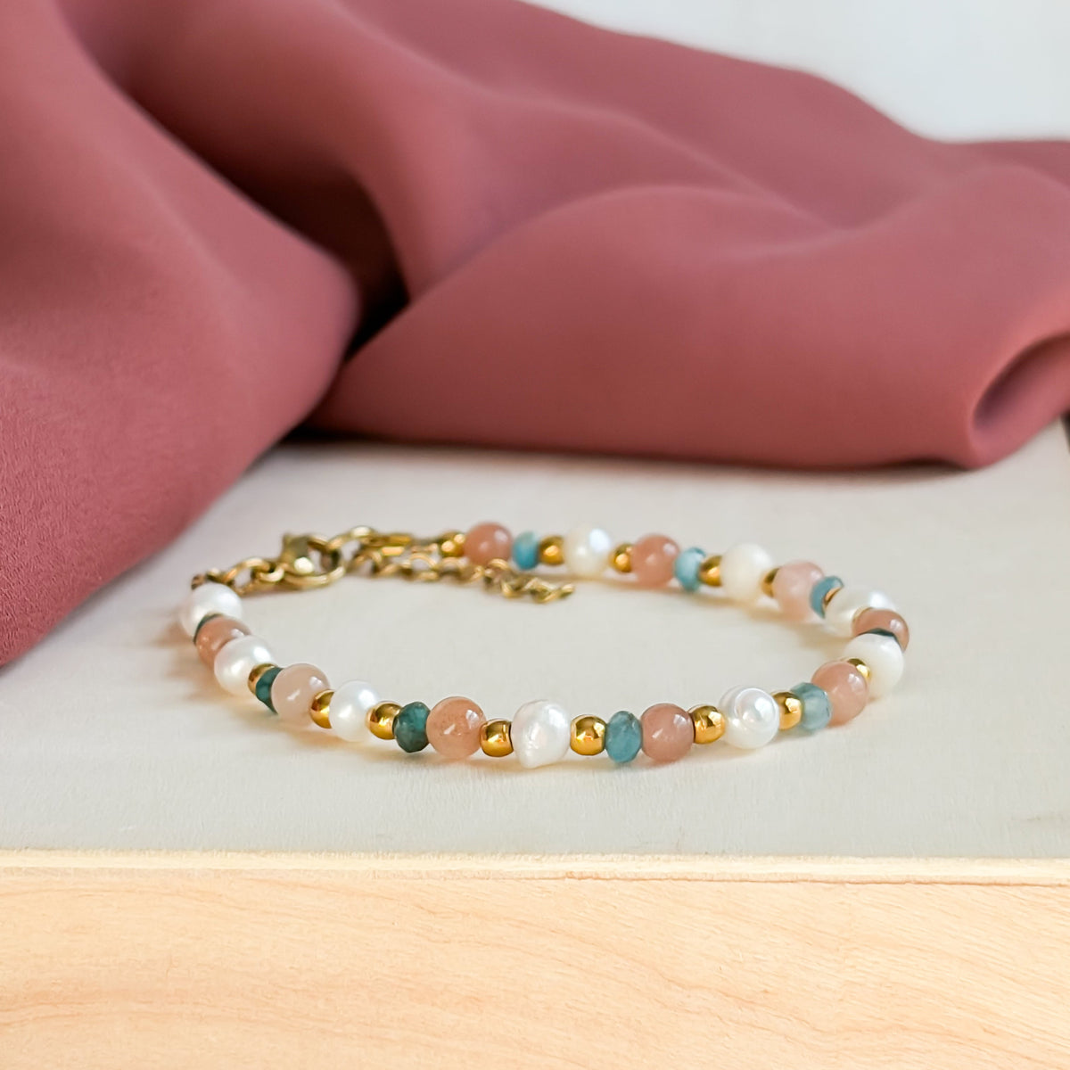 Détail des pierres naturelles et des finitions dorées du bracelet Zellige