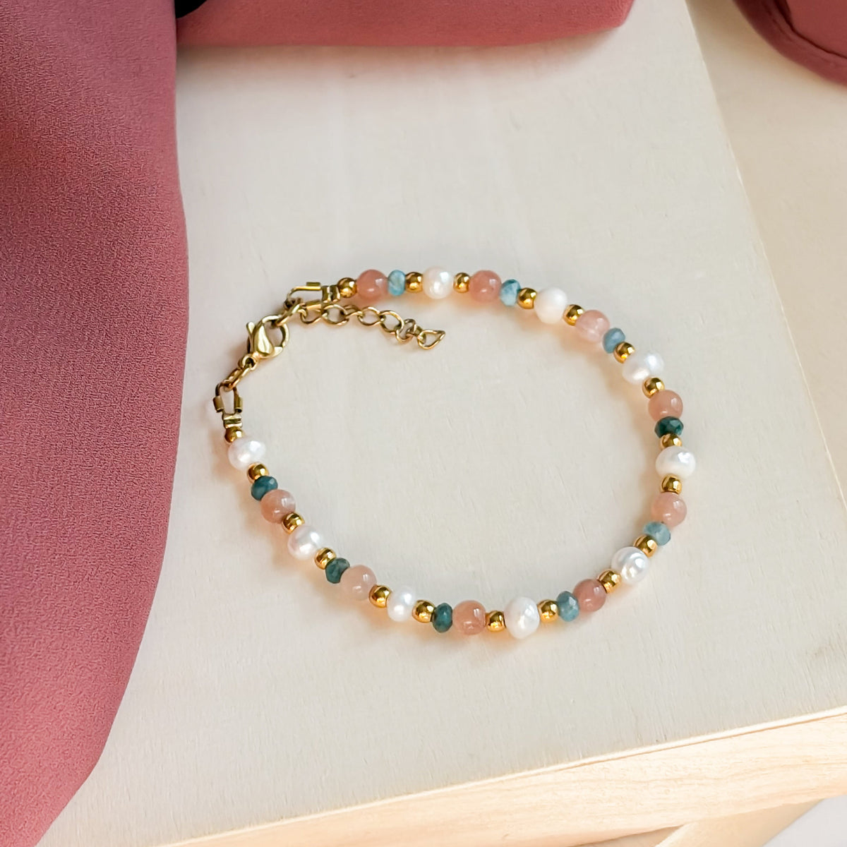 Vue complète du bracelet Zellige avec fermoir doré et chaîne d’extension