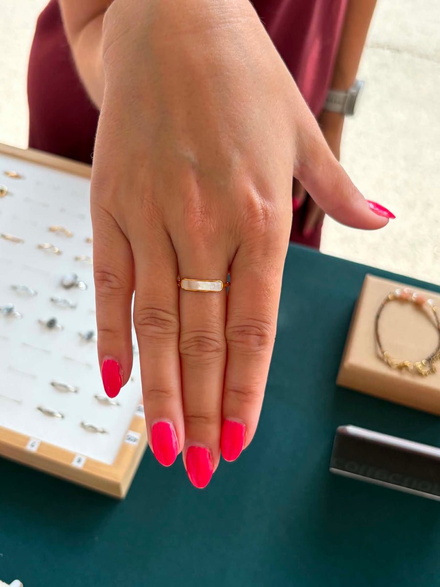 Photo cliente portant Bague dorée en nacre naturelle plaqué or 18K | CALYPSO
