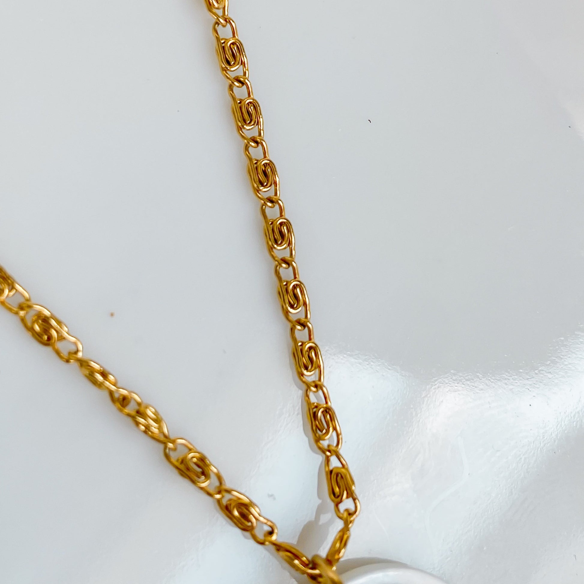 Chaine doree en acier inoxydable plaque or du collier en nacre et lotus Thetis