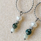 Détail des boucles d’oreilles Chloris avec agate mousse, jade maotien et perle blanche.