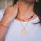 Collier Agafay porté avec un long collier doré