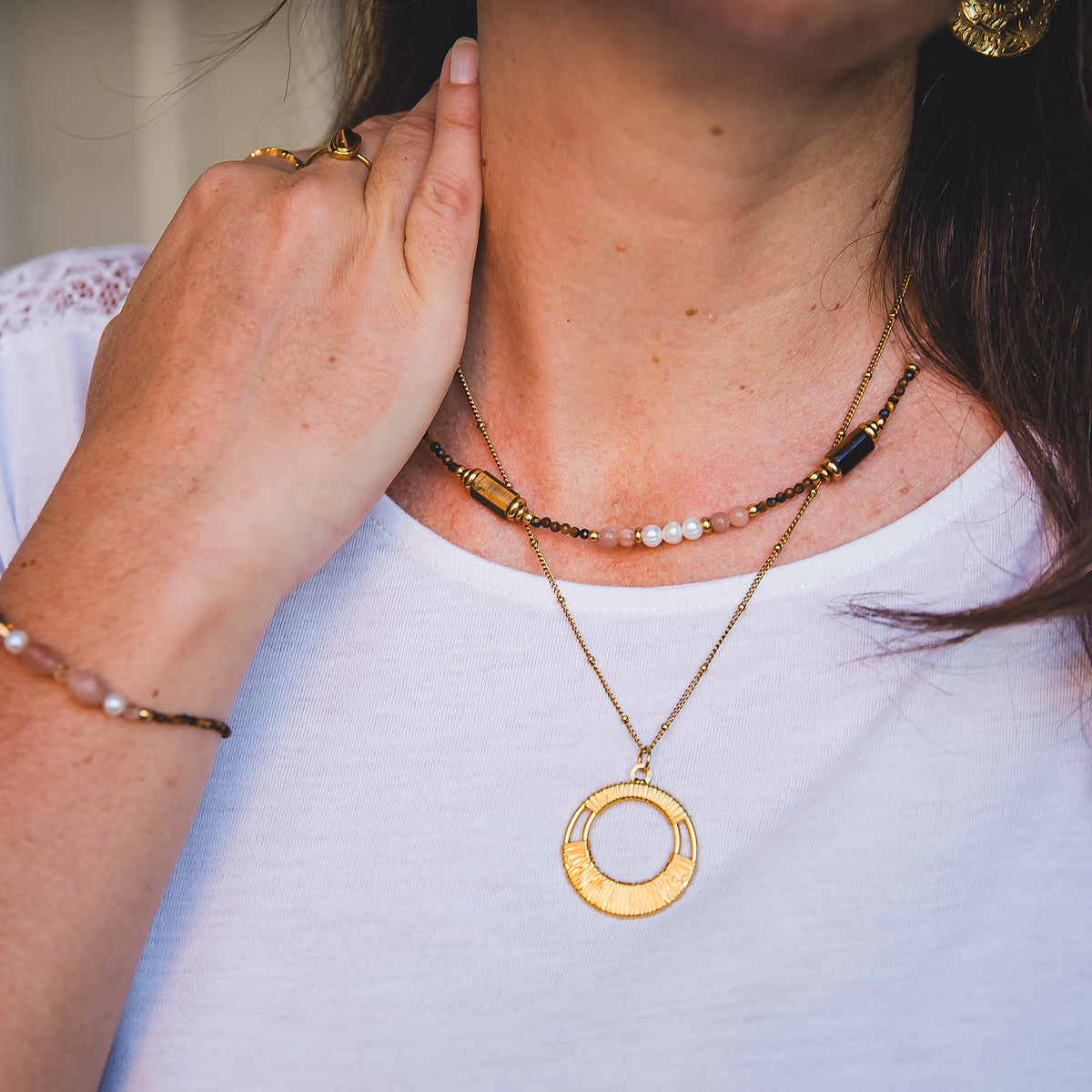 Collier Agafay porté avec un long collier doré