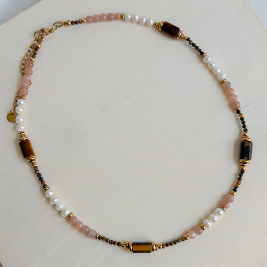 Collier Agafay en œil de tigre, pierre de soleil et perles d’eau douce