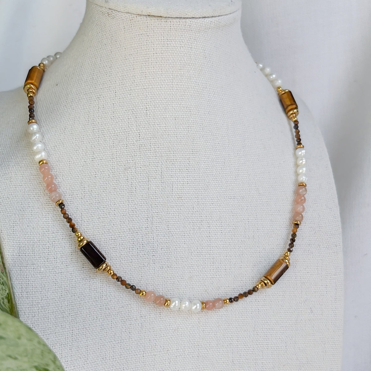 Collier Agafay en œil de tigre, pierre de soleil et perles d’eau douce