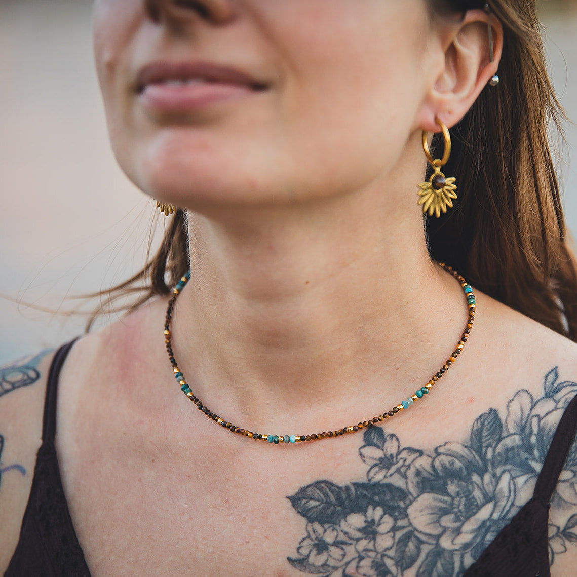 Collier Atlas en pierres naturelles porté par une femme