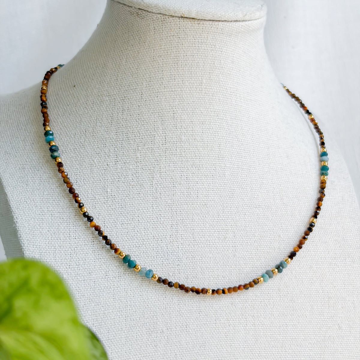 Collier Atlas en œil de tigre et apatite présenté sur un buste