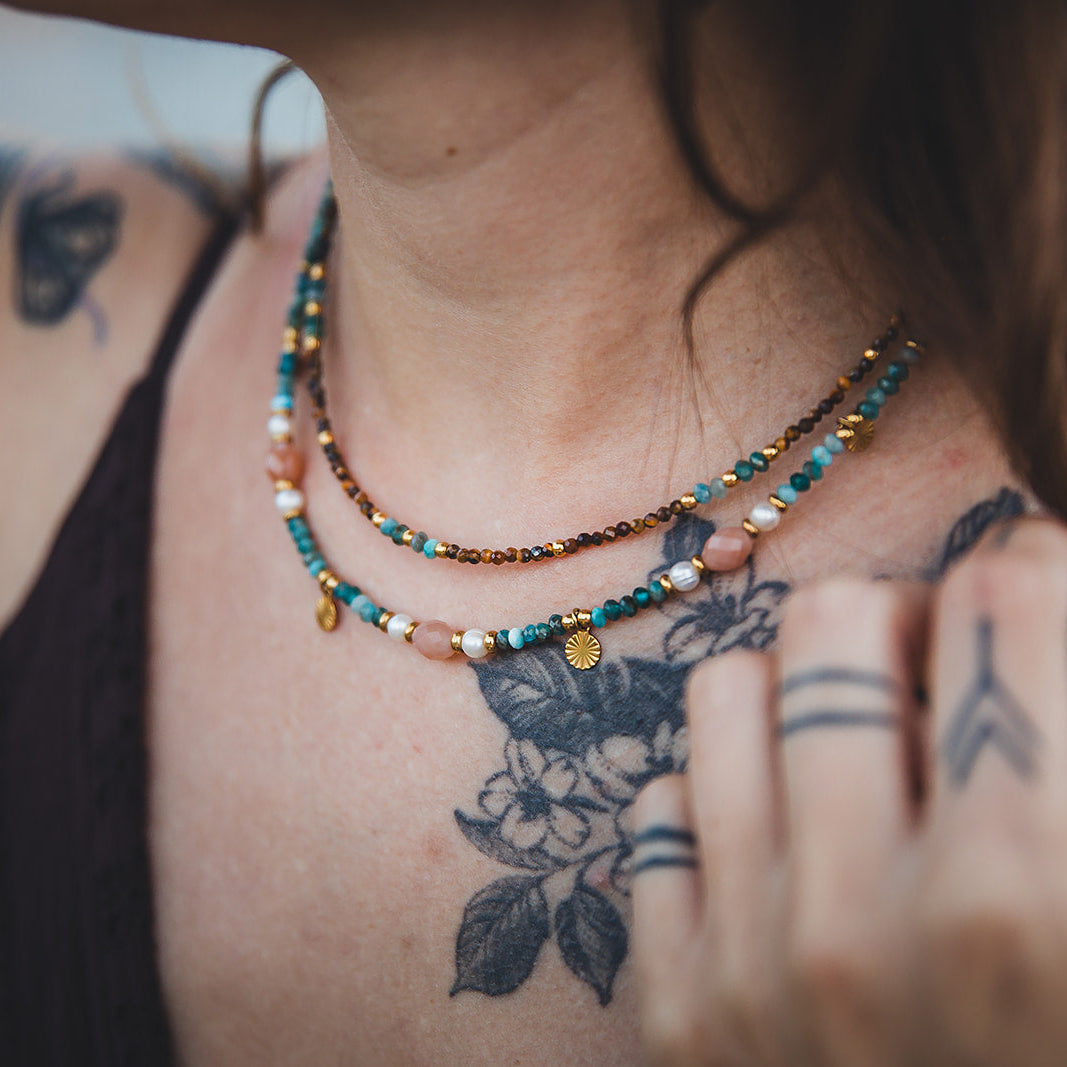 Collier Atlas porté en accumulation avec un autre collier en pierres naturelles