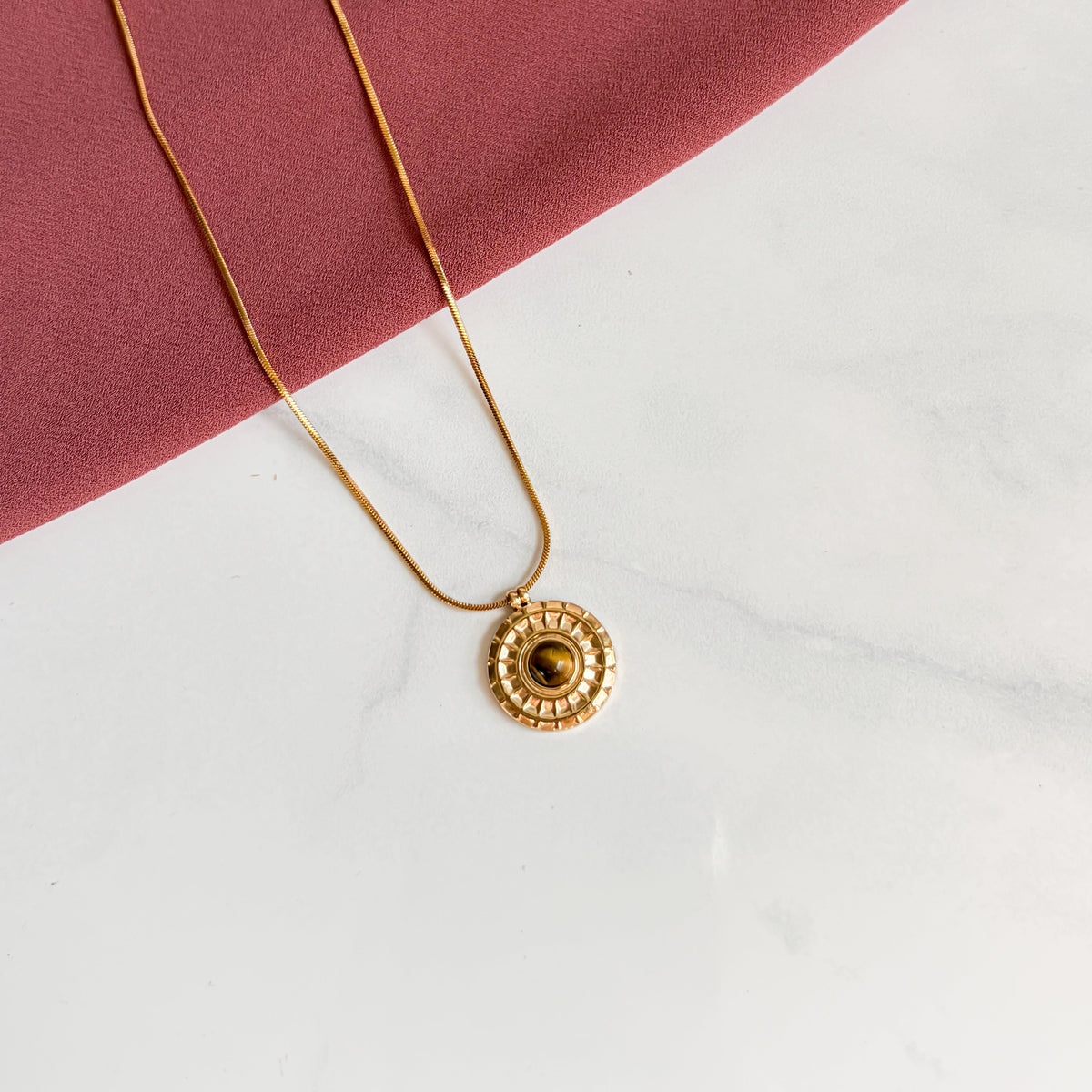 Vue complète du collier Bahia doré en œil de tigre