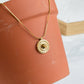 Collier Bahia en œil de tigre présenté sur un décor terracotta