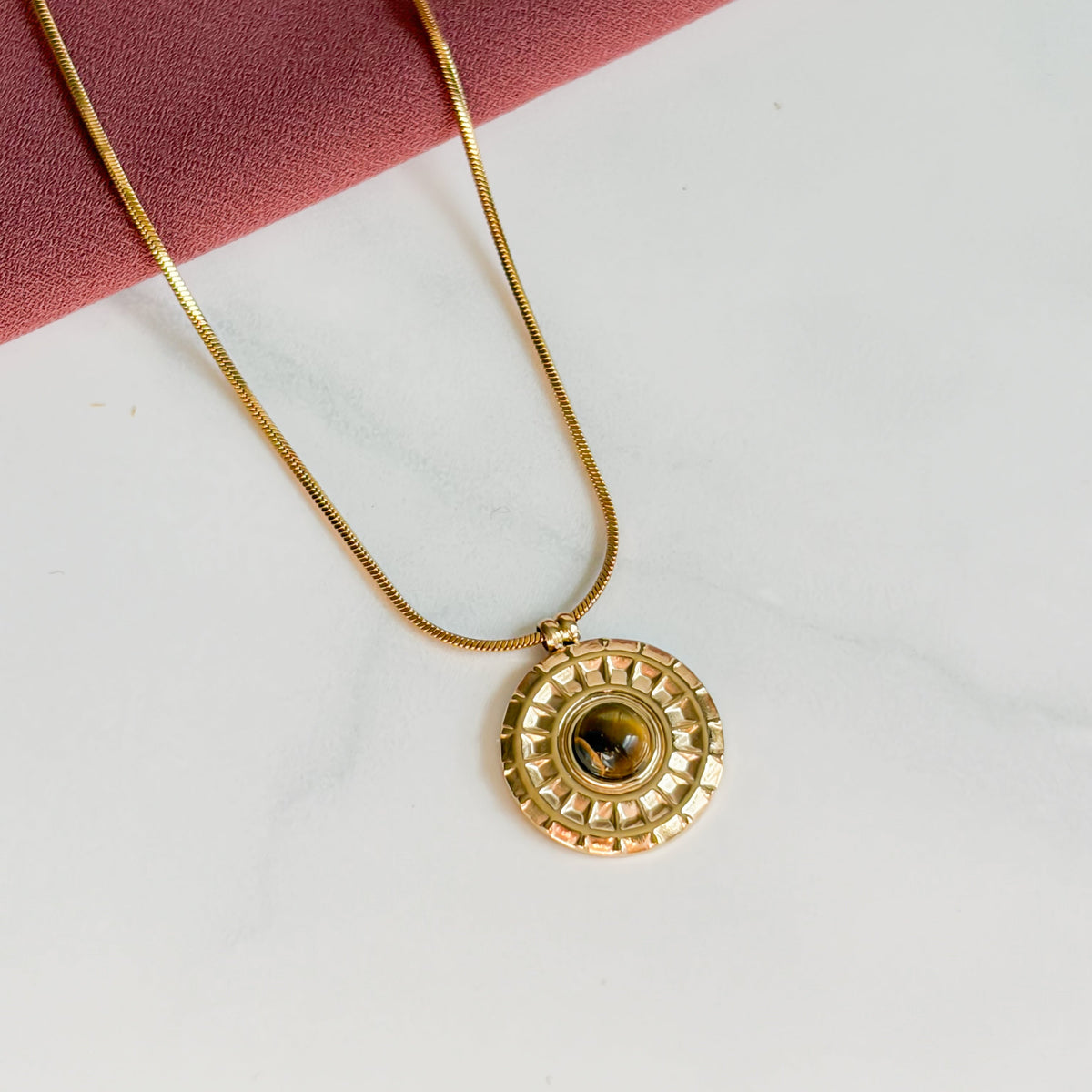 Collier Bahia doré avec pendentif rond en œil de tigre