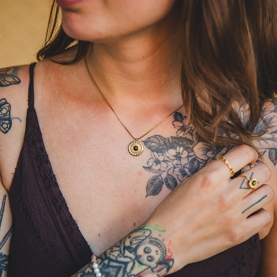 Collier Bahia doré en œil de tigre porté