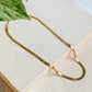 Gros plan du collier ras de cou doré Cléopâtre en acier inoxydable 18K PVD