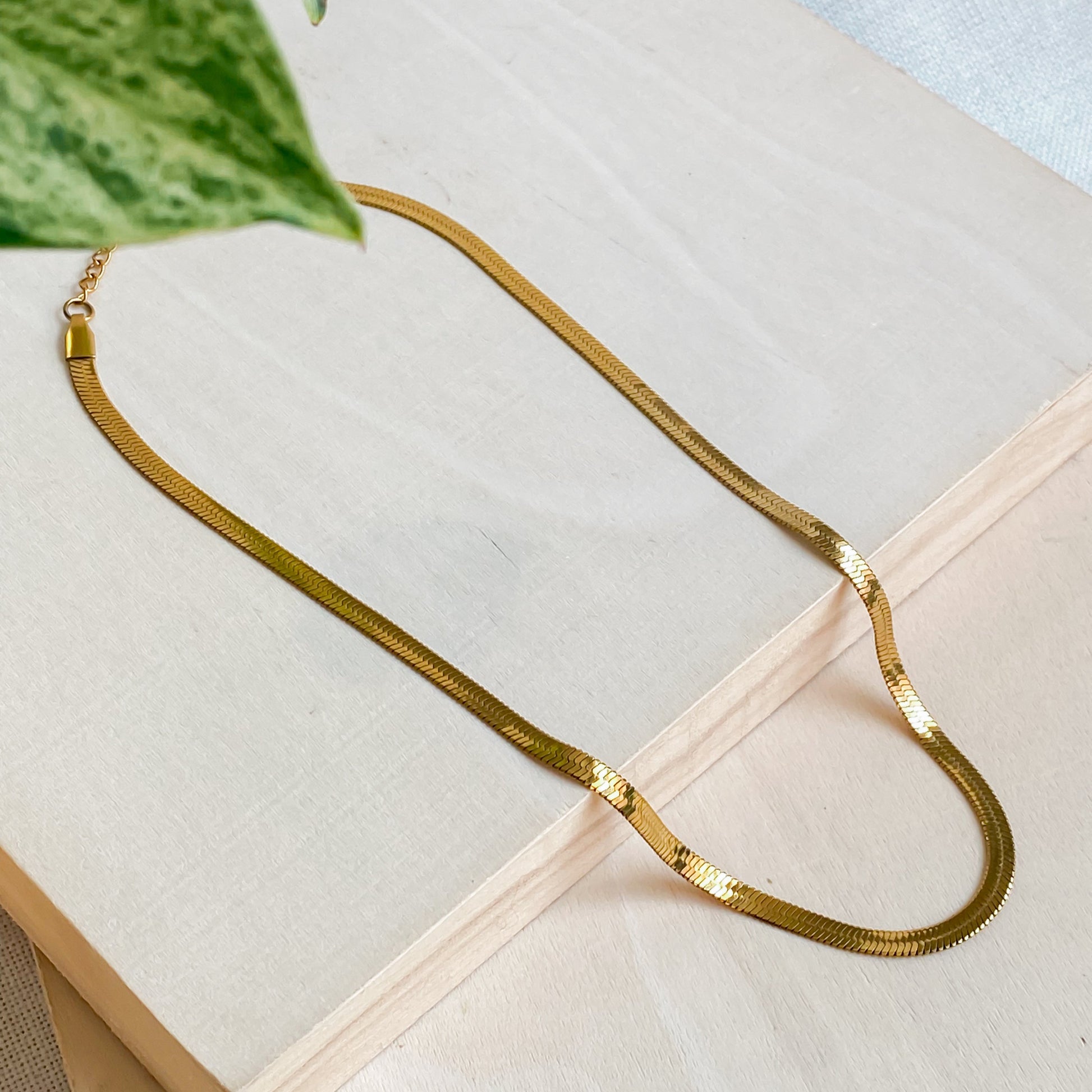 Gros plan du collier ras de cou doré Cléopâtre en acier inoxydable 18K PVD