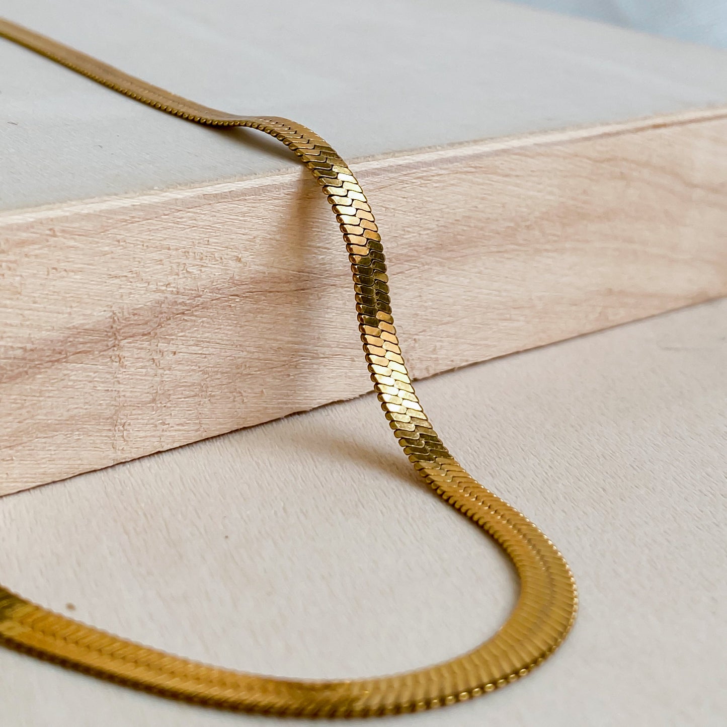 Collier ras de cou Cléopâtre en chaîne serpent dorée acier inoxydable 18K PVD