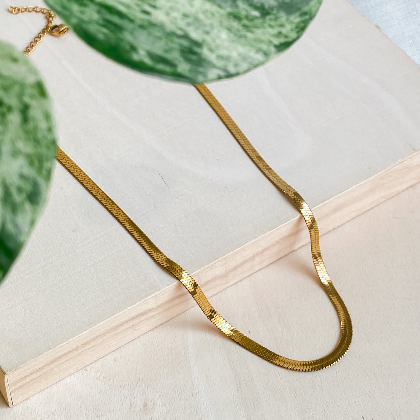 Collier doré Cléopâtre en maille serpent, bijou ras de cou de la collection Jardin Secret