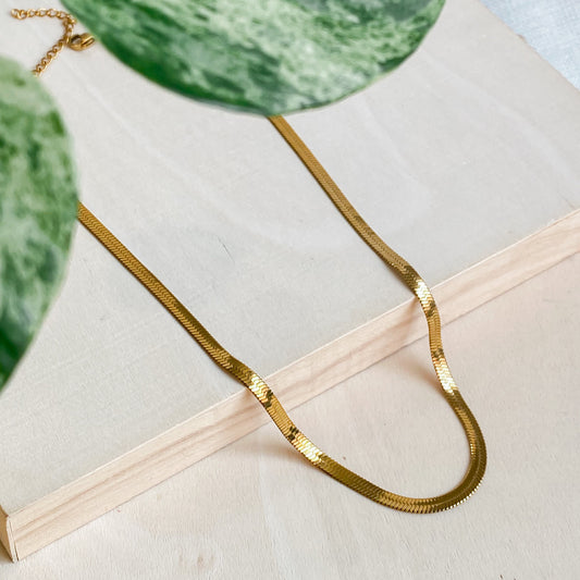 Collier doré Cléopâtre en maille serpent, bijou ras de cou de la collection Jardin Secret
