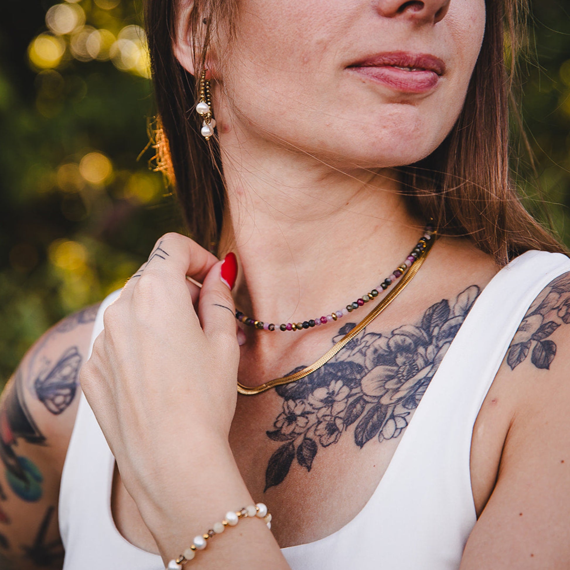 Collier ras de cou doré Cléopâtre superposé à un collier en pierres naturelles colorées
