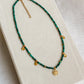 Collier Déméter en malachite naturelle avec pendentif arbre de vie et chaîne ajustable en acier inoxydable doré.