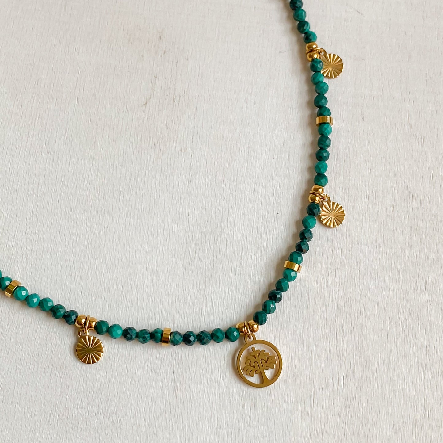 Collier Déméter en pierres de malachite naturelle et pendentif arbre de vie, bijou talisman Lunaki Design.