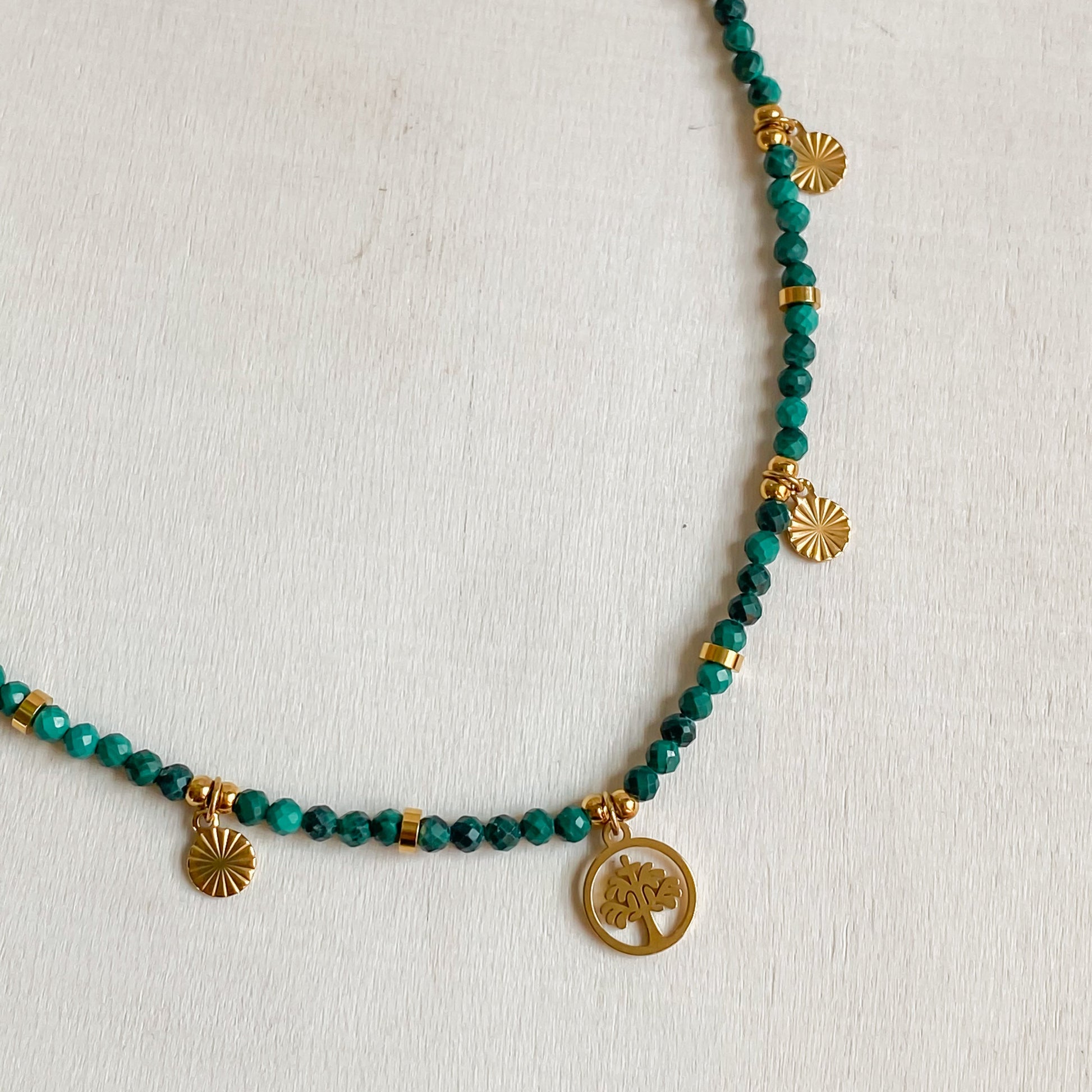 Collier Déméter en pierres de malachite naturelle et pendentif arbre de vie, bijou talisman Lunaki Design.