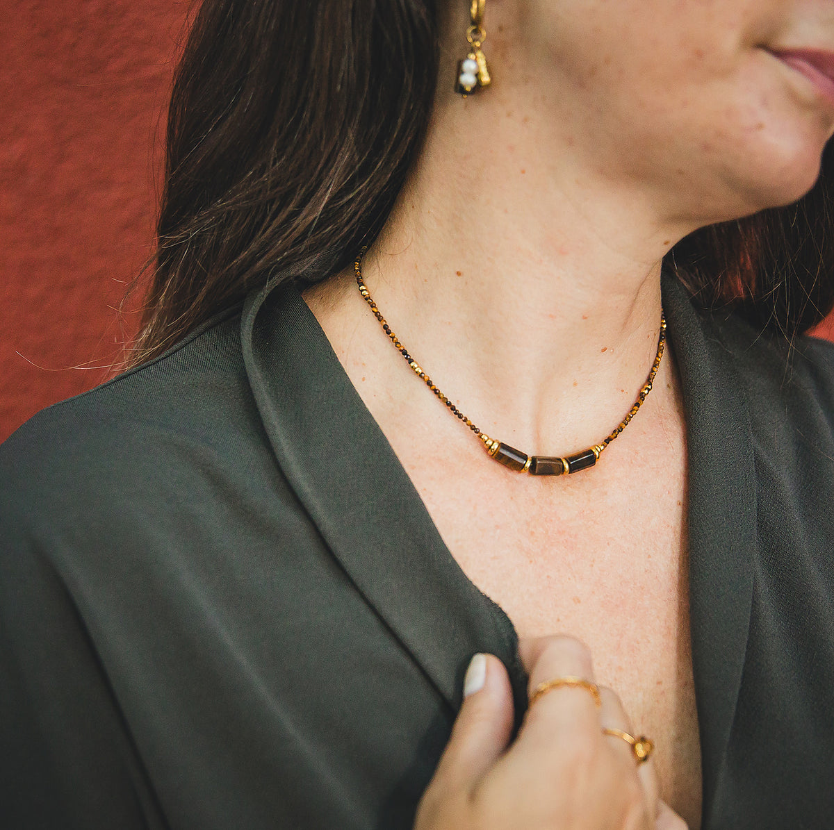 Collier Dune en œil de tigre porté autour du cou