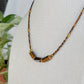 Collier Dune en œil de tigre présenté sur un buste