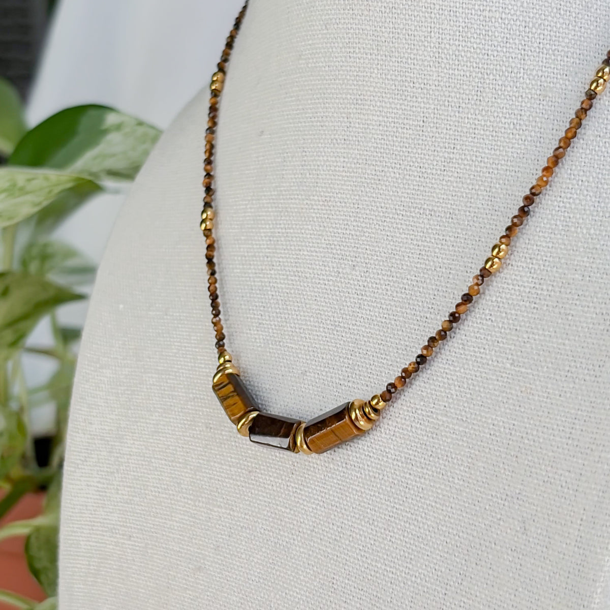 Collier Dune en œil de tigre présenté sur un buste