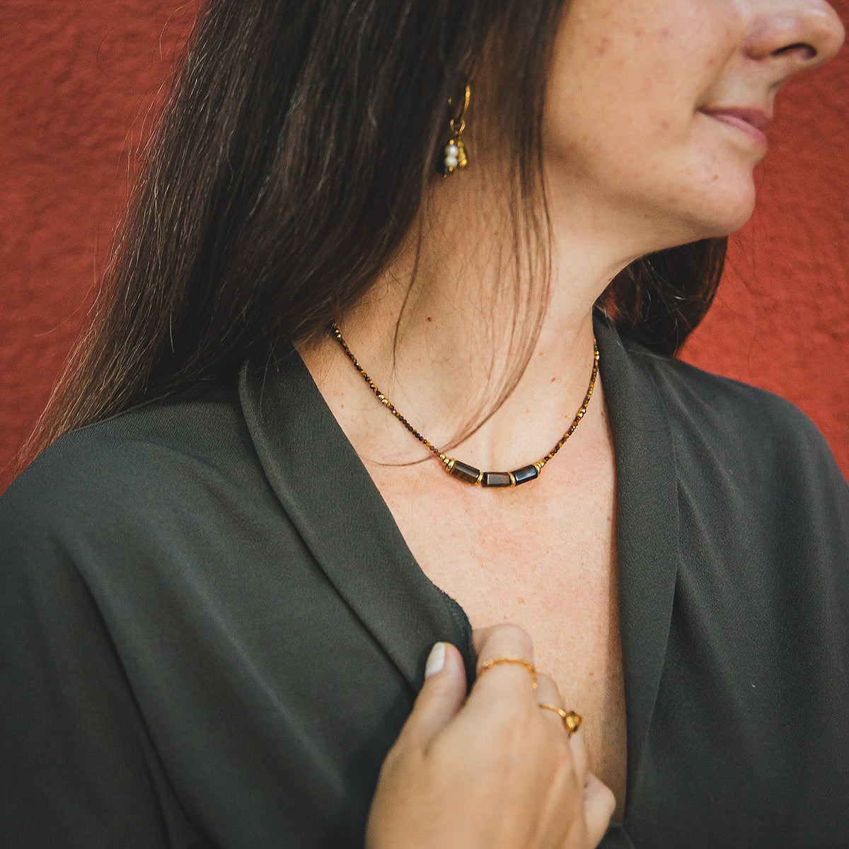 Collier Dune en pierres naturelles porté sur une tenue verte