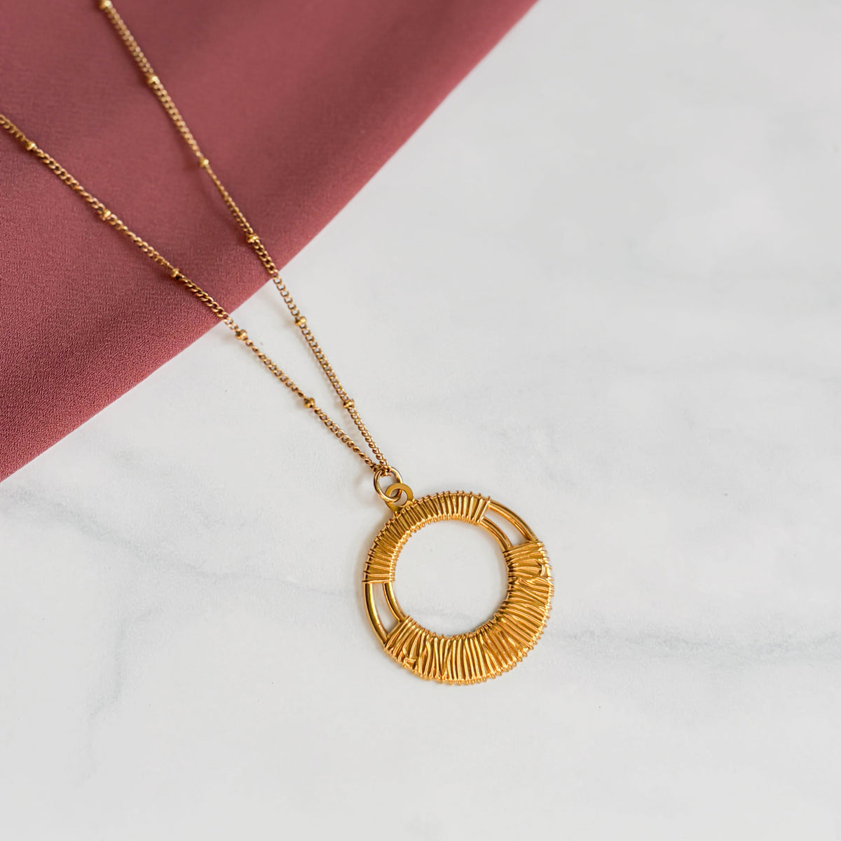 Collier Escale doré avec pendentif rond texturé
